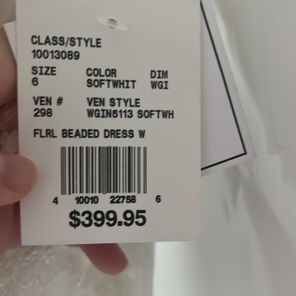 GORGEOUS & brand new wedding dress from David’s Bridal - Picture 9 of 9